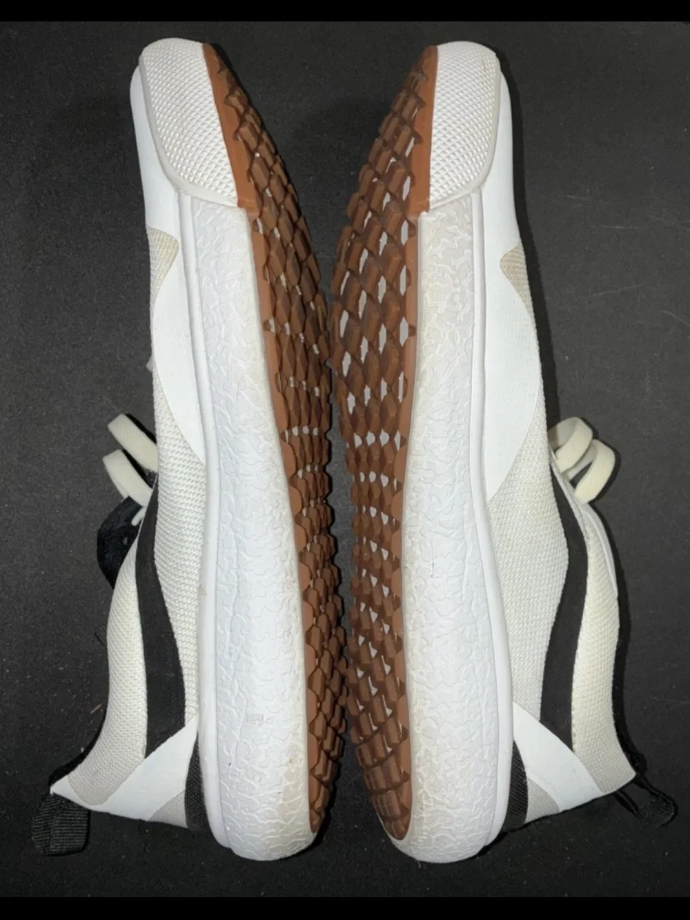 Vans Ultra Range Sneakers; men’s 7.5; women’s 9; white; black;